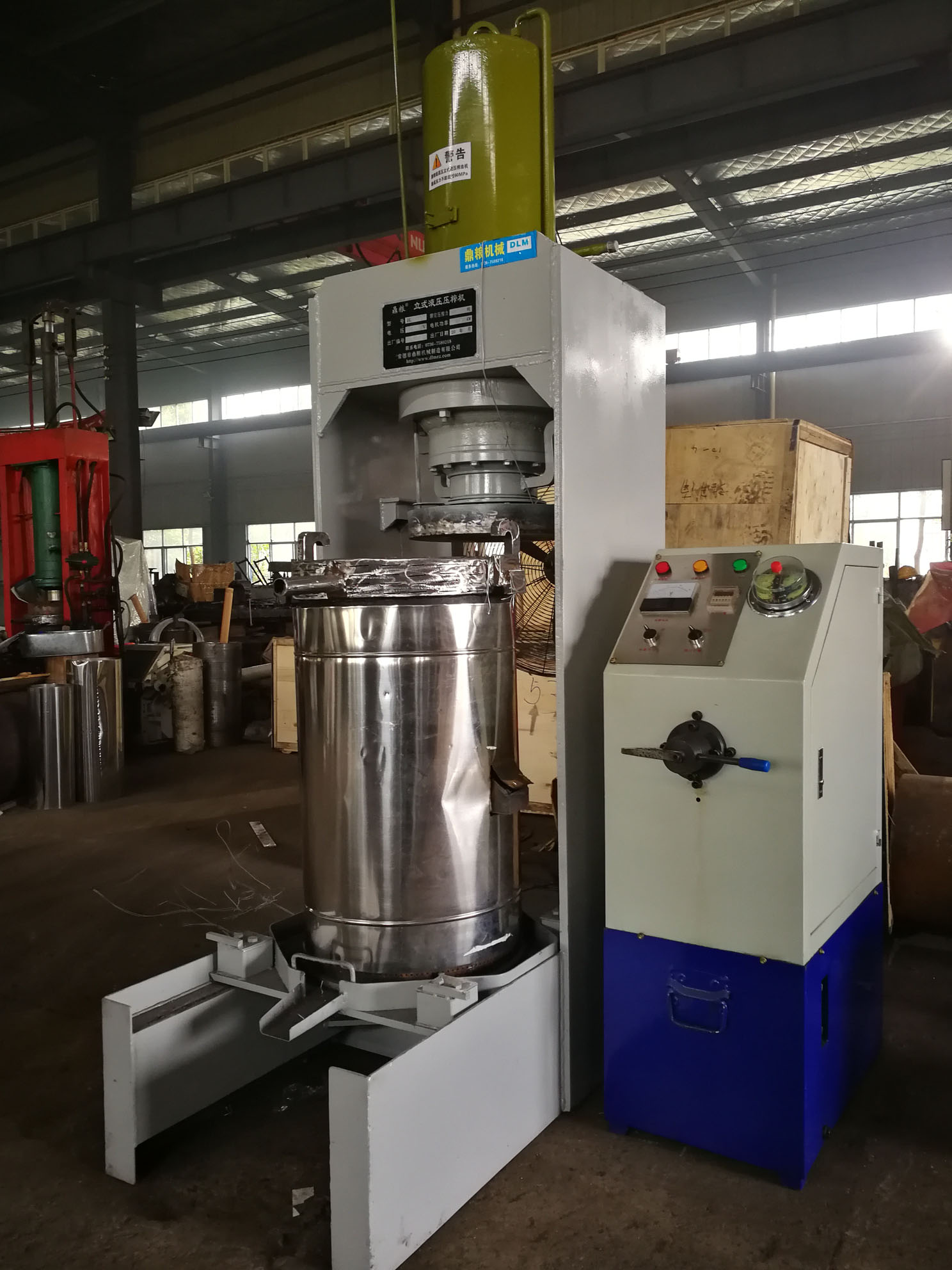 不銹鋼超高壓立式液壓壓榨機(jī)，果汁壓榨機(jī)，果渣壓榨機(jī)，藥材壓榨，油渣處理，白土壓榨